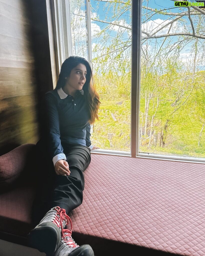 Pooja Gor Instagram - Unwinding in Gulmarg’s serene embrace, @nazmvilla making every moment unforgettable 🍃✨ #EscapeToNature #FriendsRetreat #NazmVilla #Gulmarg #Kashmir