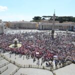 Pope Francis Instagram - EN: Step by step, stair by stair, Jesus shows us the way, as we seek to give life, bring hope, stay away from all evil and pettiness, respond to evil with good, and draw close to those who suffer. #ReginaCoeli PT: Passo a passo, degrau por degrau, Jesus nos mostra o caminho: dar vida, levar esperança, afastar-se de toda maldade e mesquinhez, responder ao mal com o bem, aproximar-se de quem sofre. #ReginaCoeli ES: Paso a paso, peldaño a peldaño, Jesús nos muestra el camino: dar la vida, llevar esperanza, mantenerse alejado del mal y la mezquindad, responder al mal con el bien, estar cerca de quien sufre. #ReginaCoeli IT: Passo dopo passo, gradino dopo gradino, Gesù ci mostra la via: donare vita, portare speranza, tenersi lontano da ogni cattiveria e meschinità, rispondere al male col bene, farsi vicini a chi soffre. #ReginaCoeli FR: Pas à pas, par étapes, Jésus nous montre le chemin : donnez la vie, apportez l’espérance, éloignez-vous de toute méchanceté et de toute mesquinerie, répondez au mal par le bien, soyez proches de ceux qui souffrent. #ReginaCoeli DE: Schritt für Schritt, Stufe für Stufe zeigt uns Jesus den Weg: Leben schenken, Hoffnung bringen, sich von aller Bosheit und Gemeinheit fernhalten, auf das Böse mit dem Guten antworten, den Leidenden nahe sein. #ReginaCoeli PL: Krok po kroku, stopień po stopniu Jezus pokazuje nam drogę: dawać życie, nieść nadzieję, trzymać się z dala od wszelkiej złośliwości i niegodziwości, odpowiadać dobrem na zło, być blisko cierpiących. #ReginaCoeli