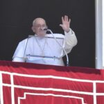 Pope Francis Instagram - EN: Step by step, stair by stair, Jesus shows us the way, as we seek to give life, bring hope, stay away from all evil and pettiness, respond to evil with good, and draw close to those who suffer. #ReginaCoeli PT: Passo a passo, degrau por degrau, Jesus nos mostra o caminho: dar vida, levar esperança, afastar-se de toda maldade e mesquinhez, responder ao mal com o bem, aproximar-se de quem sofre. #ReginaCoeli ES: Paso a paso, peldaño a peldaño, Jesús nos muestra el camino: dar la vida, llevar esperanza, mantenerse alejado del mal y la mezquindad, responder al mal con el bien, estar cerca de quien sufre. #ReginaCoeli IT: Passo dopo passo, gradino dopo gradino, Gesù ci mostra la via: donare vita, portare speranza, tenersi lontano da ogni cattiveria e meschinità, rispondere al male col bene, farsi vicini a chi soffre. #ReginaCoeli FR: Pas à pas, par étapes, Jésus nous montre le chemin : donnez la vie, apportez l’espérance, éloignez-vous de toute méchanceté et de toute mesquinerie, répondez au mal par le bien, soyez proches de ceux qui souffrent. #ReginaCoeli DE: Schritt für Schritt, Stufe für Stufe zeigt uns Jesus den Weg: Leben schenken, Hoffnung bringen, sich von aller Bosheit und Gemeinheit fernhalten, auf das Böse mit dem Guten antworten, den Leidenden nahe sein. #ReginaCoeli PL: Krok po kroku, stopień po stopniu Jezus pokazuje nam drogę: dawać życie, nieść nadzieję, trzymać się z dala od wszelkiej złośliwości i niegodziwości, odpowiadać dobrem na zło, być blisko cierpiących. #ReginaCoeli