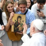 Pope Francis Instagram - EN: In the face of a future that may seem dark, let us strive to sow hope and do good, in the conviction that life can be lived differently and that peace is possible. #GeneralAudience PT: Diante de um futuro que às vezes pode parecer sombrio, procuremos ser semeadores de esperança e tecelões do bem, convencidos de que a vida pode ser vivida de forma diferente e que a paz é possível. #AudiênciaGeral ES: Ante un futuro que a veces puede parecer oscuro, seamos sembradores de esperanza y tejedores de bien, convencidos de que la vida puede vivirse de modo distinto y de que la paz es posible. #AudienciaGeneral IT: Di fronte a un futuro che a volte può sembrare buio, cerchiamo di essere seminatori di speranza e tessitori di bene, convinti che la vita può essere vissuta in modo diverso e che la pace è possibile. #UdienzaGenerale FR: Face à l’avenir qui parfois peut sembler sombre, soyons des semeurs d’espérance et des tisseurs de bien, convaincus que la vie peut être vécue autrement et que la paix est possible. #AudienceGénérale DE : Angesichts einer Zukunft, die manchmal finster erscheinen kann, versuchen wir, Säleute der Hoffnung und Weber des Guten zu sein in der Überzeugung, dass das Leben anders gelebt werden kann und der Frieden möglich ist. #Generalaudienz