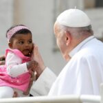 Pope Francis Instagram - EN: In the face of a future that may seem dark, let us strive to sow hope and do good, in the conviction that life can be lived differently and that peace is possible. #GeneralAudience PT: Diante de um futuro que às vezes pode parecer sombrio, procuremos ser semeadores de esperança e tecelões do bem, convencidos de que a vida pode ser vivida de forma diferente e que a paz é possível. #AudiênciaGeral ES: Ante un futuro que a veces puede parecer oscuro, seamos sembradores de esperanza y tejedores de bien, convencidos de que la vida puede vivirse de modo distinto y de que la paz es posible. #AudienciaGeneral IT: Di fronte a un futuro che a volte può sembrare buio, cerchiamo di essere seminatori di speranza e tessitori di bene, convinti che la vita può essere vissuta in modo diverso e che la pace è possibile. #UdienzaGenerale FR: Face à l’avenir qui parfois peut sembler sombre, soyons des semeurs d’espérance et des tisseurs de bien, convaincus que la vie peut être vécue autrement et que la paix est possible. #AudienceGénérale DE : Angesichts einer Zukunft, die manchmal finster erscheinen kann, versuchen wir, Säleute der Hoffnung und Weber des Guten zu sein in der Überzeugung, dass das Leben anders gelebt werden kann und der Frieden möglich ist. #Generalaudienz