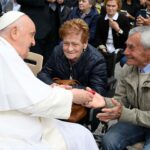 Pope Francis Instagram - EN: In the face of a future that may seem dark, let us strive to sow hope and do good, in the conviction that life can be lived differently and that peace is possible. #GeneralAudience PT: Diante de um futuro que às vezes pode parecer sombrio, procuremos ser semeadores de esperança e tecelões do bem, convencidos de que a vida pode ser vivida de forma diferente e que a paz é possível. #AudiênciaGeral ES: Ante un futuro que a veces puede parecer oscuro, seamos sembradores de esperanza y tejedores de bien, convencidos de que la vida puede vivirse de modo distinto y de que la paz es posible. #AudienciaGeneral IT: Di fronte a un futuro che a volte può sembrare buio, cerchiamo di essere seminatori di speranza e tessitori di bene, convinti che la vita può essere vissuta in modo diverso e che la pace è possibile. #UdienzaGenerale FR: Face à l’avenir qui parfois peut sembler sombre, soyons des semeurs d’espérance et des tisseurs de bien, convaincus que la vie peut être vécue autrement et que la paix est possible. #AudienceGénérale DE : Angesichts einer Zukunft, die manchmal finster erscheinen kann, versuchen wir, Säleute der Hoffnung und Weber des Guten zu sein in der Überzeugung, dass das Leben anders gelebt werden kann und der Frieden möglich ist. #Generalaudienz