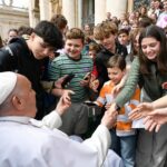 Pope Francis Instagram - EN: In the face of a future that may seem dark, let us strive to sow hope and do good, in the conviction that life can be lived differently and that peace is possible. #GeneralAudience PT: Diante de um futuro que às vezes pode parecer sombrio, procuremos ser semeadores de esperança e tecelões do bem, convencidos de que a vida pode ser vivida de forma diferente e que a paz é possível. #AudiênciaGeral ES: Ante un futuro que a veces puede parecer oscuro, seamos sembradores de esperanza y tejedores de bien, convencidos de que la vida puede vivirse de modo distinto y de que la paz es posible. #AudienciaGeneral IT: Di fronte a un futuro che a volte può sembrare buio, cerchiamo di essere seminatori di speranza e tessitori di bene, convinti che la vita può essere vissuta in modo diverso e che la pace è possibile. #UdienzaGenerale FR: Face à l’avenir qui parfois peut sembler sombre, soyons des semeurs d’espérance et des tisseurs de bien, convaincus que la vie peut être vécue autrement et que la paix est possible. #AudienceGénérale DE : Angesichts einer Zukunft, die manchmal finster erscheinen kann, versuchen wir, Säleute der Hoffnung und Weber des Guten zu sein in der Überzeugung, dass das Leben anders gelebt werden kann und der Frieden möglich ist. #Generalaudienz