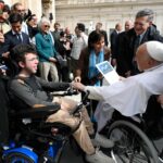 Pope Francis Instagram - EN: In the face of a future that may seem dark, let us strive to sow hope and do good, in the conviction that life can be lived differently and that peace is possible. #GeneralAudience PT: Diante de um futuro que às vezes pode parecer sombrio, procuremos ser semeadores de esperança e tecelões do bem, convencidos de que a vida pode ser vivida de forma diferente e que a paz é possível. #AudiênciaGeral ES: Ante un futuro que a veces puede parecer oscuro, seamos sembradores de esperanza y tejedores de bien, convencidos de que la vida puede vivirse de modo distinto y de que la paz es posible. #AudienciaGeneral IT: Di fronte a un futuro che a volte può sembrare buio, cerchiamo di essere seminatori di speranza e tessitori di bene, convinti che la vita può essere vissuta in modo diverso e che la pace è possibile. #UdienzaGenerale FR: Face à l’avenir qui parfois peut sembler sombre, soyons des semeurs d’espérance et des tisseurs de bien, convaincus que la vie peut être vécue autrement et que la paix est possible. #AudienceGénérale DE : Angesichts einer Zukunft, die manchmal finster erscheinen kann, versuchen wir, Säleute der Hoffnung und Weber des Guten zu sein in der Überzeugung, dass das Leben anders gelebt werden kann und der Frieden möglich ist. #Generalaudienz