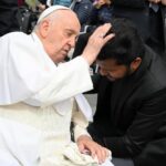 Pope Francis Instagram - EN: In the face of a future that may seem dark, let us strive to sow hope and do good, in the conviction that life can be lived differently and that peace is possible. #GeneralAudience PT: Diante de um futuro que às vezes pode parecer sombrio, procuremos ser semeadores de esperança e tecelões do bem, convencidos de que a vida pode ser vivida de forma diferente e que a paz é possível. #AudiênciaGeral ES: Ante un futuro que a veces puede parecer oscuro, seamos sembradores de esperanza y tejedores de bien, convencidos de que la vida puede vivirse de modo distinto y de que la paz es posible. #AudienciaGeneral IT: Di fronte a un futuro che a volte può sembrare buio, cerchiamo di essere seminatori di speranza e tessitori di bene, convinti che la vita può essere vissuta in modo diverso e che la pace è possibile. #UdienzaGenerale FR: Face à l’avenir qui parfois peut sembler sombre, soyons des semeurs d’espérance et des tisseurs de bien, convaincus que la vie peut être vécue autrement et que la paix est possible. #AudienceGénérale DE : Angesichts einer Zukunft, die manchmal finster erscheinen kann, versuchen wir, Säleute der Hoffnung und Weber des Guten zu sein in der Überzeugung, dass das Leben anders gelebt werden kann und der Frieden möglich ist. #Generalaudienz