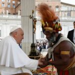 Pope Francis Instagram - EN: In the face of a future that may seem dark, let us strive to sow hope and do good, in the conviction that life can be lived differently and that peace is possible. #GeneralAudience PT: Diante de um futuro que às vezes pode parecer sombrio, procuremos ser semeadores de esperança e tecelões do bem, convencidos de que a vida pode ser vivida de forma diferente e que a paz é possível. #AudiênciaGeral ES: Ante un futuro que a veces puede parecer oscuro, seamos sembradores de esperanza y tejedores de bien, convencidos de que la vida puede vivirse de modo distinto y de que la paz es posible. #AudienciaGeneral IT: Di fronte a un futuro che a volte può sembrare buio, cerchiamo di essere seminatori di speranza e tessitori di bene, convinti che la vita può essere vissuta in modo diverso e che la pace è possibile. #UdienzaGenerale FR: Face à l’avenir qui parfois peut sembler sombre, soyons des semeurs d’espérance et des tisseurs de bien, convaincus que la vie peut être vécue autrement et que la paix est possible. #AudienceGénérale DE : Angesichts einer Zukunft, die manchmal finster erscheinen kann, versuchen wir, Säleute der Hoffnung und Weber des Guten zu sein in der Überzeugung, dass das Leben anders gelebt werden kann und der Frieden möglich ist. #Generalaudienz