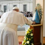 Pope Francis Instagram - PT: Irmãos e irmãs, vamos em frente e peçamos a graça de ter esperança, esperança com paciência. Olhar sempre para o encontro definitivo; pensar sempre que o Senhor está perto de nós, que a morte nunca, nunca será vencedora! Vamos em frente e peçamos ao Senhor que nos conceda esta grande virtude da esperança, acompanhada pela paciência. Obrigado! ES: Hermanos y hermanas, sigamos adelante y pidamos la gracia de tener esperanza, la esperanza con la paciencia. Mirar siempre hacia ese encuentro definitivo; pensar siempre que el Señor está cerca de nosotros, que nunca, ¡nunca la muerte será victoriosa! Sigamos adelante y pidamos al Señor que nos dé esta gran virtud de la esperanza, acompañada por la paciencia. Gracias. FR: Frères et sœurs, poursuivons notre chemin et demandons la grâce de l’espérance, de l’espérance avec la patience. Toujours envisager cette rencontre finale, toujours penser que le Seigneur est proche de nous, que jamais, au grand jamais, la mort ne sera victorieuse ! Avançons et demandons au Seigneur de nous donner cette grande vertu de l’espérance, accompagnée de la patience. Je vous remercie. DE : Brüder und Schwestern, lasst uns vorwärts gehen und um die Gnade bitten, Hoffnung zu haben, Hoffnung mit Geduld. Freuen wir uns immer auf diese letzte Begegnung; denken wir immer daran, dass der Herr uns nahe ist, dass der Tod niemals, niemals siegen wird! Gehen wir nach vorne und bitten wir den Herrn, uns diese große Tugend der Hoffnung, begleitet von Geduld, zu schenken. Ich danke euch.