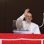 Pope Francis Instagram - EN: A true friend never abandons you, even when you make mistakes. They correct you, perhaps scold you, but they forgive you and do not leave you. In the #GospelOfTheDay (Jn 15:9-17), Jesus tells us that this is exactly what we are to Him: friends. PT: Um verdadeiro amigo não abandona, nem mesmo quando você comete um erro: ele corrige, pode repreender, mas perdoa e não abandona você. No #EvangelhodeHoje (Jo 15:9-17), Jesus nos diz que para Ele somos precisamente isso, amigos. ES: Un verdadero amigo no te abandona, ni siquiera cuando cometes un error: te corrige, puede reprenderte, pero te perdona y no te abandona. En el #Evangelio de hoy (Jn 15,9-17) Jesús nos dice que para Él somos precisamente eso, amigos. IT: Un vero amico non ti abbandona, nemmeno quando sbagli: ti corregge, magari ti rimprovera, ma ti perdona e non ti abbandona. Nel #VangelodiOggi (Gv 15,9-17) Gesù ci dice che noi per Lui siamo proprio questo, amici. FR: Un véritable ami ne t’abandonne pas, même lorsque tu fais une erreur : il te corrige, il peut te réprimander, mais il te pardonne et ne t’abandonne pas. Dans l’Évangile d’aujourd’hui (Jn 15, 9-17), Jésus nous dit que pour lui nous sommes justement des amis. DE: Ein echter Freund verlässt dich nicht, nicht einmal, wenn du dich irrst: Er korrigiert dich, vielleicht tadelt er dich auch, aber er vergibt dir und verlässt dich nicht. Im #Evangeliumvonheute (Joh 15,9-17) sagt Jesus, dass wir für ihn genau das sind: Freunde. PL: Prawdziwy przyjaciel cię nie opuszcza, nawet kiedy popełniasz błędy: napomina cię, być może czyni wyrzuty, ale ci przebacza i nie opuszcza cię. W #EwangeliaNaDziś (J 15,9-17) Jezus nam mówi, że dla niego jesteśmy właśnie przyjaciółmi.