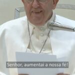 Pope Francis Instagram - EN: Often Jesus can rebuke us, as He did with His disciples, for being “men of little faith”. But it is the happiest gift, the only virtue we are permitted to envy. Because those who have faith are inhabited by a force that is not only human; indeed, faith “triggers” grace in us and opens the mind to the mystery of God… Therefore, let us too, like the disciples, repeat to Him: Lord, increase our faith! (Lk 17:5). It is a beautiful prayer! Shall we say it all together? “Lord, increase our faith”. Let us say it together [everyone] “Lord, increase our faith”. Too quiet… a bit louder: [everyone] “Lord, increase our faith”! Thank you. ES: Jesús podría reprendernos con frecuencia, como a sus discípulos, por ser “hombres de poca fe”. Pero es el don más feliz, la única virtud que nos está permitido envidiar. Porque quien tiene fe está habitado por una fuerza que no es sólo humana; en efecto, la fe “suscita” en nosotros la gracia y abre la mente al misterio de Dios… Por eso también nosotros, como los discípulos, repetimos: Señor, ¡aumenta nuestra fe! ¡Es una hermosa oración! ¿La decimos todos juntos? “Señor, aumenta nuestra fe”. La decimos juntos: [todos] “Señor, aumenta nuestra fe”. Demasiado débil, un poco más alto: [todos] “¡Señor, aumenta nuestra fe!”. Gracias. FR: Jésus peut souvent nous reprocher, comme à ses disciples, d’être des “hommes de peu de foi”. Mais c’est le don le plus heureux, la seule vertu qu’il nous est permis d’envier. Car celui qui a la foi est habité par une force qui n’est pas seulement humaine ; en effet, la foi “ fait jaillir “ en nous la grâce et ouvre l’esprit au mystère de Dieu… C’est pourquoi nous aussi, comme les disciples, nous lui répétons : « Seigneur, augmente en nous la foi ! »!