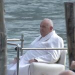 Pope Francis Instagram - EN: Faith in Jesus, our connection with Him, opens us to receive the sap of God’s love, which multiplies our joy. He cares for us and brings forth shoots even when the soil of our life becomes arid. #GospelOfTheDay (Jn 15:1-8) ES: La fe en Jesús, el vínculo con Él, nos abre para recibir la savia del amor de Dios, que multiplica nuestra alegría, nos cuida con esmero y hace brotar sarmientos incluso cuando la tierra de nuestra vida se vuelve árida. #EvangeliodeHoy (Jn 15,1-8) PT: A fé em Jesus, o vínculo com Ele, nos abre para receber a seiva do amor de Deus, que multiplica nossa alegria, cuida de nós com carinho e produz brotos mesmo quando o solo de nossa vida se torna árido. #EvangelhoDoDia (Jo 15,1-8) IT: La fede in Gesù, il legame con Lui, ci apre ad accogliere la linfa dell’amore di Dio, che moltiplica la nostra gioia, si prende cura di noi con premura e fa nascere germogli anche quando il terreno della nostra vita diventa arido. #VangelodiOggi (Gv 15,1-8) FR: La foi en Jésus, le lien avec Lui, nous ouvre pour recevoir la sève de l’amour de Dieu, qui multiplie nos joies, nous soigne avec l’attention d’un bon vigneron et fait naître des sarments même quand le sol de notre vie devient aride. #EvangileduJour (Jn 15, 1-8) DE: Der Glaube an Jesus, die Verbindung mit ihm öffnet uns für den Lebenssaft der Liebe Gottes, die unsere Freude vervielfacht, sich fürsorglich um uns kümmert und Knospen hervorbringt, auch wenn der Boden unseres Lebens karg wird. #Evangeliumvonheute (Joh 15,1-8) PL: Wiara w Jezusa, więź z Nim, otwiera nas na przyjęcie życiodajnych soków Bożej miłości, która pomnaża naszą radość, dba o nas i sprawia, że rodzą się pędy nawet wtedy, gdy gleba naszego życia staje się nierodzajna. #EwangeliaDnia (J 15, 1-8)
