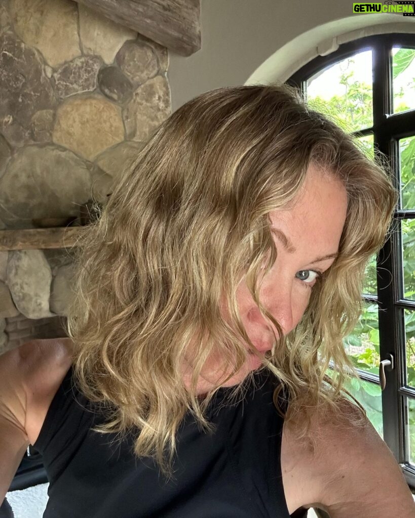 Portia de Rossi Instagram - THIS IS A PERM, PEOPLE!! I am so impressed with Janine Jarman @curlcult @janinejarman curlcult.com that I had to post the ugliest pic of myself getting a perm just to prove to you what a genius this woman is! @curlcult has created a patent pending formula which makes beach waves a reality. It’s vegan, my hair feels healthy, and no more hot tools. I love it. I air dry my hair and I always have loose waves no matter how humid it is outside. Btw—I am not getting paid for this. I just had to let everyone know that I’m bringing the perm back 😜😃