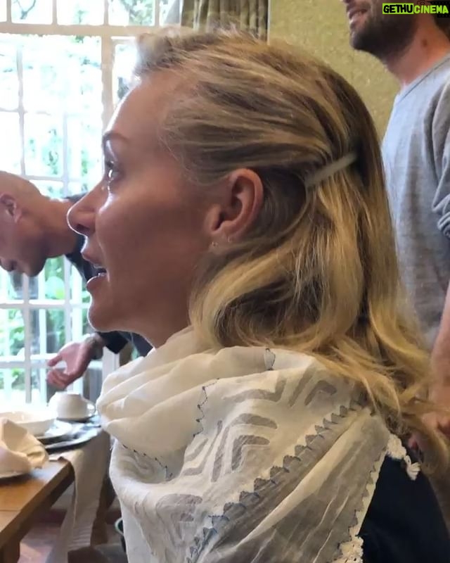 Portia de Rossi Instagram - Just ordering breakfast #giraffemanor