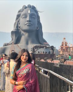 Pranavi Manukonda Instagram - మహాశివరాత్రి శుభాకాంక్షలు ✨❤️🙏🏻🦚 My designer: @shilpacouture ❤️ @isha.foundation @adiyogi.official #mahashivratri #awakewithadiyogi #shiva #spiritual #ishafoundation #adiyogi #sadhguru