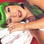 Priscila Sol Instagram - Eu to sonhando ou é mesmo verdade que Carinha de Anjo tá voltando no SBT? Quem aí pode me confirmar essa notícia maravilhosa, me conta aqui?! Sei que estamos na @netflixbrasil, mas nós esquecemos que muitas famílias Brasileiras ainda não tem acesso a canais fechados, então saber disso hoje me encheu de alegria só de pensar que teremos mais uma oportunidade de tocar milhões de corações com essa novela linda! Ebaaaa! Salve as Crianças! Salve a programação infantil em canais abertos! 🍭🫢💚🌈🦄 💖🎉 #TiaPerucas está voltando!