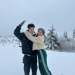 Priscila Sol Instagram - Ver neve não é normal; é tão legal e dá a maior vontade de fazer xixi sei lá pq, deve ser pq eu sinto frio na barriga e amo viver ;) 🫢🤍❄️🍁