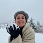 Priscila Sol Instagram - Ver neve não é normal; é tão legal e dá a maior vontade de fazer xixi sei lá pq, deve ser pq eu sinto frio na barriga e amo viver ;) 🫢🤍❄️🍁