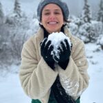 Priscila Sol Instagram - Ver neve não é normal; é tão legal e dá a maior vontade de fazer xixi sei lá pq, deve ser pq eu sinto frio na barriga e amo viver ;) 🫢🤍❄️🍁