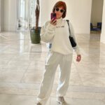 Priscila Sol Instagram – Quase a tia Perucas 🤍#roupadofilho #allwhite #tiaperucas #lookdesabado #inspiraçāo
#monochromatic