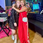 Priscila Sol Instagram - Um carrossel de amor e de alegria pra comemorar os 13 anos de vida dessa mocinha tão linda que eu tive a oportunidade de viver muitas aventuras desde quando ela tinha 5 pra 6 anos de idade. Hoje eu acho mais facil ela me pegar no colo! 🫢 Parabéns minha carinha de anjo, minha mocinha de luz! Te amo infinito ❤️