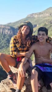 Priscila Sol Instagram - Obrigada meu Deus pelos 20 anos de vida do meu filho Vítor! Obrigada filho por me fazer renascer a cada dia, enfrentando os desafios e vivendo comigo as maiores alegrias que eu jamais poderia imaginar viver antes de ter você! Você é o meu maior tesouro, a minha maior vitória! O ser humano mais bonito e especial que eu já conheci! Te amo e te admiro desde sempre e cada dia mais! Viva a sua existência meu AMOR! FELIZ ANIVERSÁRIO @vitorabate! ❤️ Você está sempre aqui dentro, mesmo estando aí fora! Voz de @gloriafperez 🌹