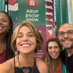 Priscila Sol Instagram - Ontem foi um dia muito especial, conheci o trabalho potente de Artistas Brasileiras(os) que tem contado muita história através de suas Artes e conheci essa turma boa que vai estar comigo em muitos momentos daqui pra frente! Obrigada @samuel_serpa @danielllezp @majuhosken por me apresentarem a @abup_oficial! Tô sentindo que ainda vamos contar muita histórias de casas e DeCorações por esse Brasilzão juntos! 🇧🇷❤️🧶🪑🏠⚒️ #SolDeCoração #artebrasileira #históriasdecasa #decoração #decoraçãodeinteriores #casacomalma