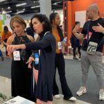 Priscila Sol Instagram - Ontem foi um dia muito especial, conheci o trabalho potente de Artistas Brasileiras(os) que tem contado muita história através de suas Artes e conheci essa turma boa que vai estar comigo em muitos momentos daqui pra frente! Obrigada @samuel_serpa @danielllezp @majuhosken por me apresentarem a @abup_oficial! Tô sentindo que ainda vamos contar muita histórias de casas e DeCorações por esse Brasilzão juntos! 🇧🇷❤️🧶🪑🏠⚒️ #SolDeCoração #artebrasileira #históriasdecasa #decoração #decoraçãodeinteriores #casacomalma