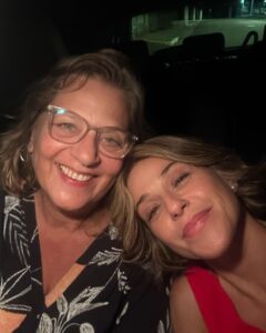 Priscila Sol Instagram - Um carrossel de amor e de alegria pra comemorar os 13 anos de vida dessa mocinha tão linda que eu tive a oportunidade de viver muitas aventuras desde quando ela tinha 5 pra 6 anos de idade. Hoje eu acho mais facil ela me pegar no colo! 🫢 Parabéns minha carinha de anjo, minha mocinha de luz! Te amo infinito ❤️