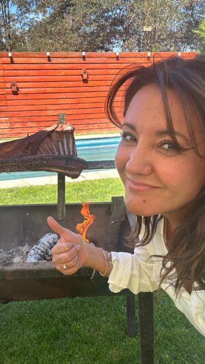 Priscilla Vargas Instagram - Este sí que es panorama! 🙌🏻 Bien chileno 🇨🇱
Con ingenio el ASADO AL PALO es rico y muy entretenido🤣🤣🤣🤣
Mi cuñado @dlopezok y sus ideas geniales 🙌🏻