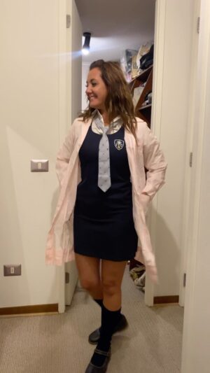 Priscilla Vargas Instagram - Qué tal? De “pingüina” 😌 
Salí el ‘96 del colegio. Básicamente el siglo pasado. Pero a 27 años aún me queda bueno mi querido uniforme. 🥹
Háganse esa!!! 👏🏻👏🏻👏🏻👏🏻🤣