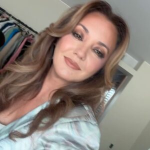 Priscilla Vargas Instagram - El look para  la tercera noche del Festival fue un regalo de @tomferracine . Me lo dio recién el viernes cuando puso las extensiones de pelo. Fue una linda sorpresa y calificó para usarlo en Viña. ❤️
Gracias Tom! 
😊Maquillaje: @franco_galvz 
🤩Peluquería: @marianela.torres13