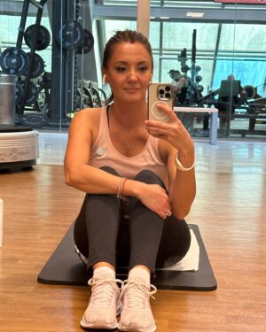Priscilla Vargas Instagram - Este es el anti post. 
Me cuesta motivarme con el ejercicio. Me da lata, quedo muerta ..Pero un amigo me dijo: “Hay que hacer ejercicios cuando te toca no cuando tengas ganas”. Y aquí estoy para terminar la semana.😅
Que tengan buen finde! Saludos a los deportistas de corazón ♥️ Tienen toda mi admiración!