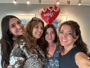 Priscilla Vargas Instagram - Día de puro AMOR ❤️
Feliz día a todas las mamás ! 
Gracias gracias gracias a Dios por darme la posibilidad de tener a dos hijas maravillosas 😍
