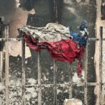 Priscilla Vargas Instagram - 🇨🇱Lo sé, está al revés, pero a Chile se le reconoce hasta cuando está puesto de cabeza. Les quiero contar que la familia Vásquez Molina de Viña del Mar encontró esta bandera entre los escombros de su casa y la instaló con orgullo. Tienen razón… Esta bandera, así, tal como está, representa el espíritu chileno. Podríamos lavarla, parcharla, plancharla pero nunca quedará como antes. Lo mismo ocurre con nosotros cuando vivimos estas tragedias. Sufrimos la pérdida de seres queridos que jamás se olvidarán. Y en su memoria nos levantamos con más fuerza. Nunca más seremos los mismos porque los chilenos somos el resultado de nuestra historia. Y aunque tenemos muchas heridas y cicatrices estamos orgullosos de la fuerza que nos caracteriza para salir adelante a pulso y eso siempre lo hacemos con la ayuda de TODOS, que en esta oportunidad no sea la excepción. ❤️ #fuerzachile