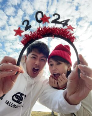 Priscilla Wong Instagram - 2023，
我們，
的
第六年。

你說，最近經常想起我們認識的那年，剛剛十年前。
那時，我總是駛着一架滿滿刮花痕的四驅車開工，車殼塵土飛揚，車中糟糟亂亂，你總是在想，她真正身份其實是一位地盤女工嗎？
然後，你接收了這位地盤女工，也接收了她的凌亂和搗亂。
謝謝，婚姻或許就是這模樣了：）

2024，來吧。
讓我們繼續為幸福努力。