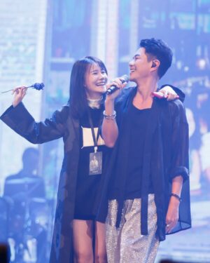Priscilla Wong Instagram - 終於他新劇煞科，
然後衝過來開他20周年紀念音樂會最後一場，
看著這位20年後再踏上個人舞台的歌手，
這些眼淚，
讓他好好的流。
為什麼我有一種像看孩子畢業的感覺，感恩，感動，心滿意足。
也為他謝謝大家，接受他，蕭正楠🫶

@edwinsiu