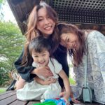 Priscilla Wong Instagram - 跟一位對攝影角度有特別要求的攝影師自拍， 只需半小時的時間， 我頭髮瘋了， 人也瘋了。 我姐姐， 帶着這個小猴子， 你也厲害了。
