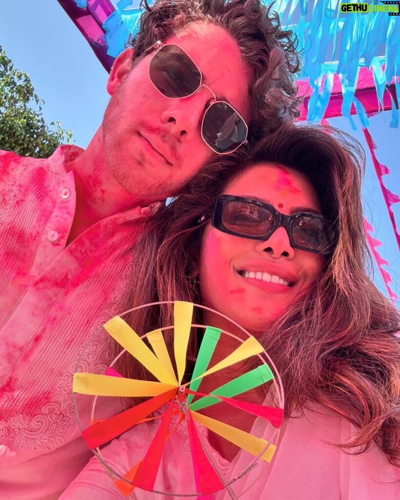 Priyanka Chopra Instagram - Holi was lit. Thank you @tam2cul @sudeepdutt for creating such a warm atmosphere for our family! So much fun. 🤩