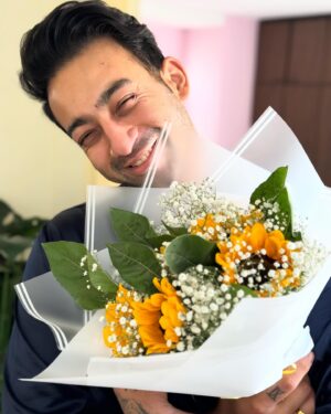 Priyanka Karki Instagram - Beautiful flowers for my beautiful people ♥️☺️
My little HAPPY family 🥰🧿🦋