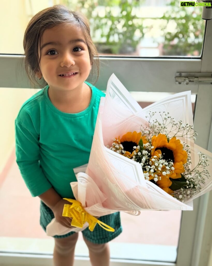 Priyanka Karki Instagram - Beautiful flowers for my beautiful people ♥️☺️ My little HAPPY family 🥰🧿🦋