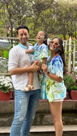 Priyanka Karki Instagram - HAPPY HOLI EVERYONE ♥️

Thank you for our beautiful outfits @shiborinepal__ 🦋
We love them ☺️

And our beautiful bows from @juelryevilla.np