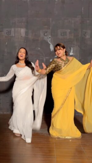 Priyanka Karki Instagram - I hope this adds a little warmth and energy to this gloomy Saturday♥️ 
Thank you mero pyaro lala ☺️♥️

Thank you for this lovely saree @kusum_the_boutique 
Choreography by @gamvirbista 
#mutufasyathiyo #deepashreeniraula #dance #réel