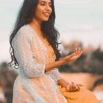 Priyanka N. K. Instagram - Life was beautiful when we returned from school and Elangathu veesudhe played on Television! What a melody composed by the maestro Ilayaraja sir! Originally sung by @sriram.parthasarathy.75 sir and the nightingale @shreyaghoshal mam ❤️ Credits to the talented artists for always giving the best😇 Keys- @delip_horner Mixed by @__hari__ Video and edit by @sanjaysooriya #priyankank #musician #instagood #love #ilayaraja #music