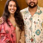 Priyanka N. K. Instagram - Finally a cover with Sathya anna! Happy to cover this gem of a song by GV Prakash sir. Original credits: Movie: Madrasapatinam Music: @gvprakash Vocals: @singerharini_official, @roopkumarrathod.official & @therealandreajeremiah Cover credits: Vocals: @dsathyaprakash, Priyanka Bass: @Laxmax_3483 Hope you all like it ❤️