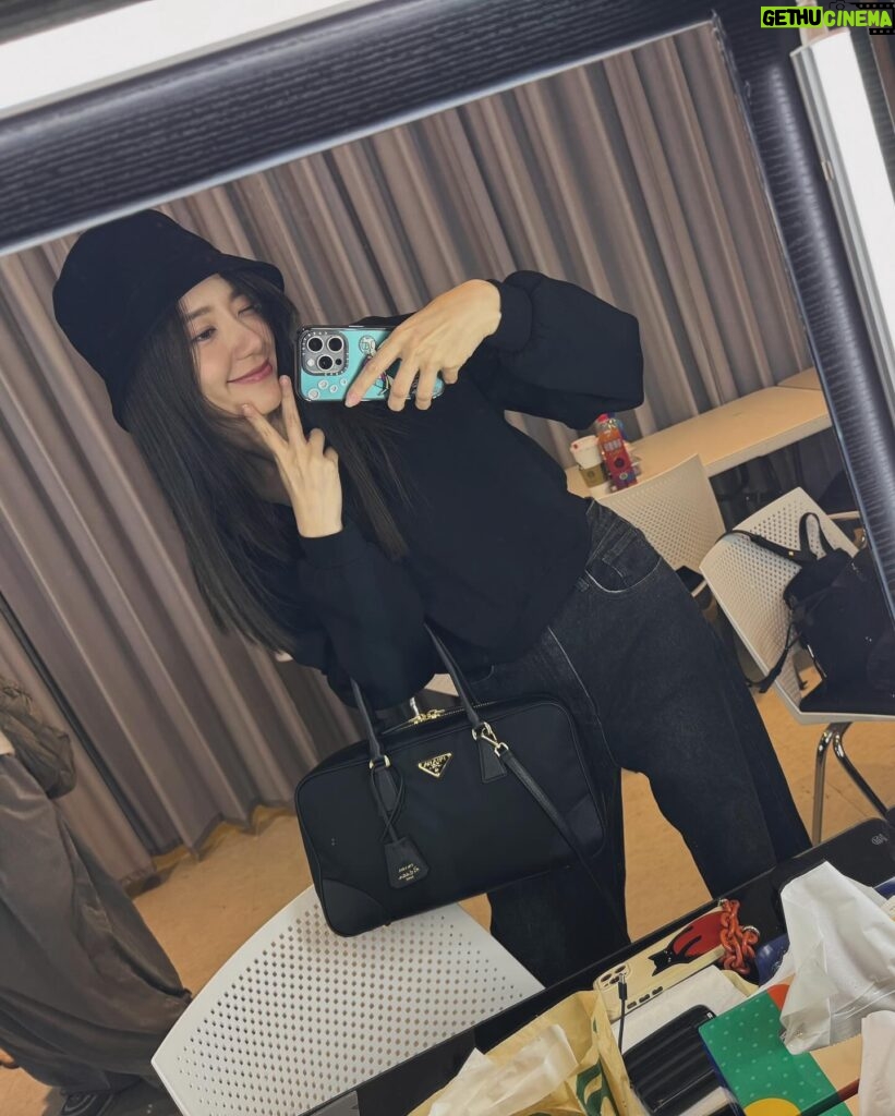 Puff Kuo Instagram - ： ⚫️ ⬛️ ⚫️ . . . 👜 @prada 📱 @casetify 👚👖 @her.byh