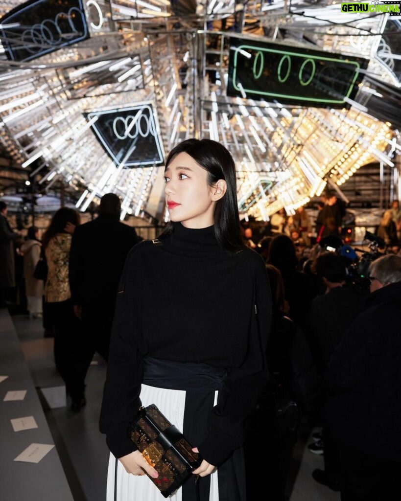 Puff Kuo Instagram - 🤍🩶🩵 Beautiful night in Paris. . . . #LVFW24 #louisvuitton @louisvuitton @nicolasghesquiere #nicolasghesquiere