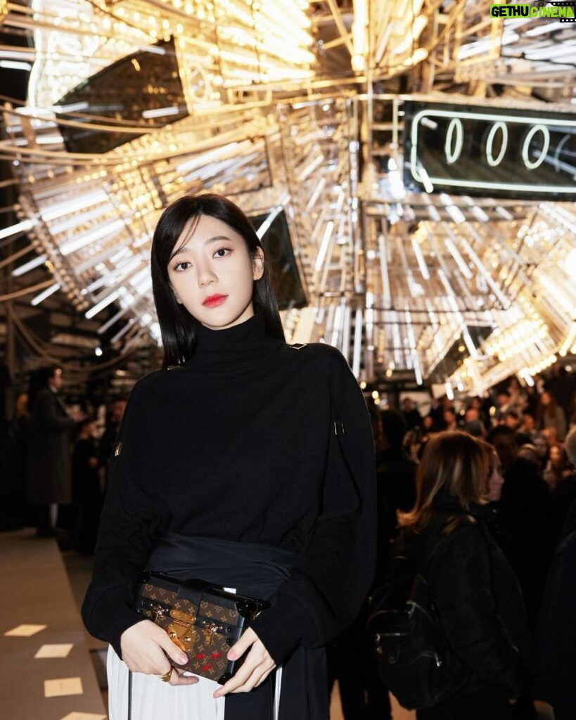 Puff Kuo Instagram - 🤍🩶🩵 Beautiful night in Paris. . . . #LVFW24 #louisvuitton @louisvuitton @nicolasghesquiere #nicolasghesquiere