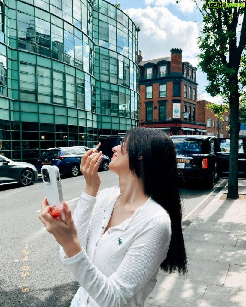 Puff Kuo Instagram - 🫣鏡子🪞自己找💄💋 夏日蜜桃唇🍑 🤣 . . . #guerlain #kisskiss