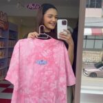 Puteri Aishah Instagram - tadi pergi @asly.official grocery 💫 saja shopping2 sikit 😛 congratulations @yayazahir @arrizazim and team Asly! so creative and baju cantik2, mug cantik2 aahhh love 😻 Pastu ada Yunaa 😻