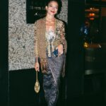 Putri Marino Instagram - Festival Film Indonesia 2022. Styled by @hagaipakan @biyanofficial @tuloladesigns @stuartweitzman make up @editwithmakeup Hair do @krisna_endi 🧡🧡🧡 Photo oleh @yestianovira