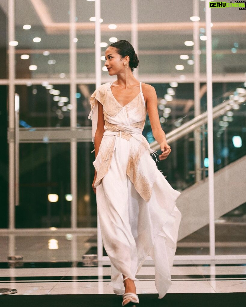 Putri Marino Instagram - Mas lulu @lululutfilabibi terima kasih sudah menemani malam kemarin lewat dress apik ini 🧡🍂 Photo @yestianovira
